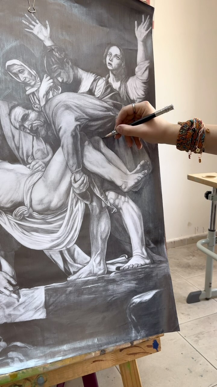 Azra Vardar working on a large figure drawing.